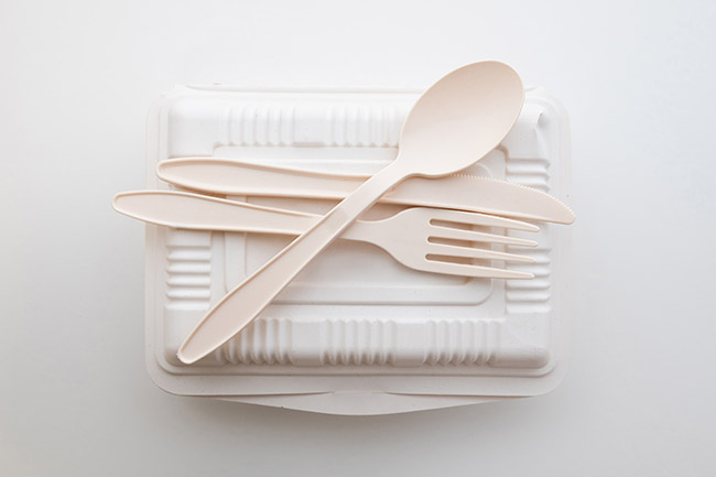 Produtos feitos de Polilactídeo (PLA), incluindo embalagens biodegradáveis, utensílios descartáveis.