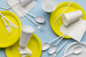 Utensílios plásticos descartáveis