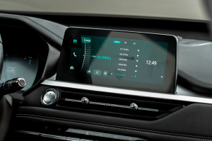 Peças técnicas fabricadas com plástico ABS em aplicações automotivas e eletroeletrônicas