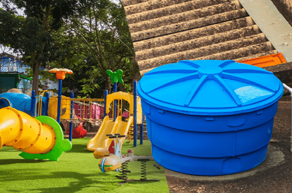 Montagem fotográfica de produtos fabricados por rotomoldagem: à esquerda, uma caixa d’água azul instalada e, à direita, crianças brincando em um playground de plástico colorido.